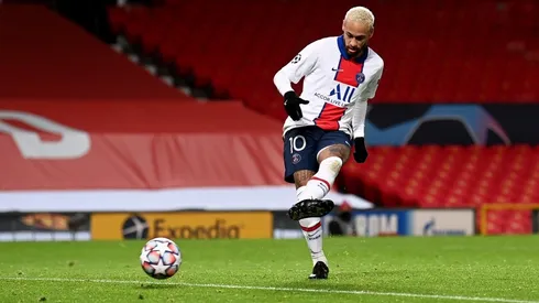 Neymar marca el tercer gol del PSG sobre el Manchester United