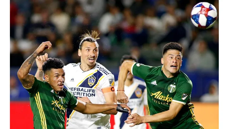 Zlatan Ibrahimovic mandó a dos jugadores del Portland Timbers a dividir su camiseta.