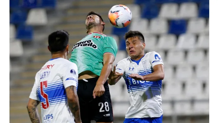 Universidad Católica lo pasó mal, pero terminó clasificando.