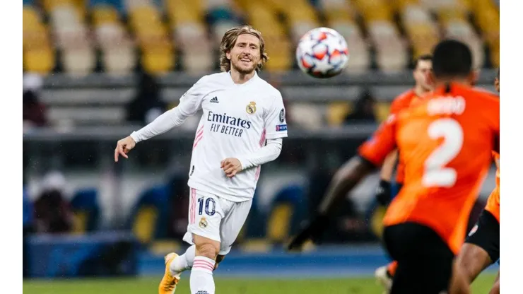 Luca Modric, volante del Real Madrid no quiere perder de vista la pelota y buscar los 3 puntos ante Cádiz