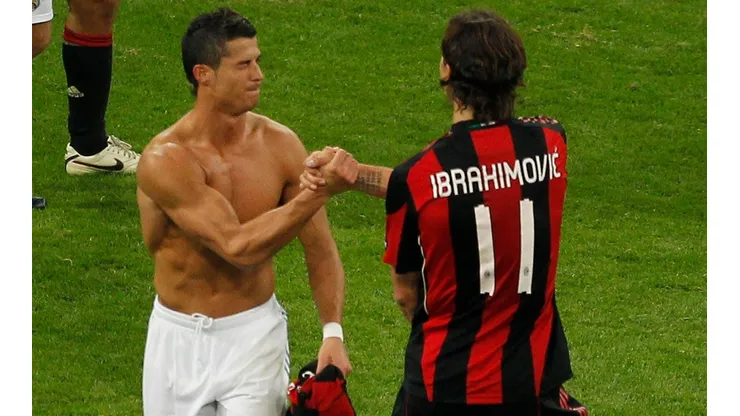 Ronaldo y Zlatan se saludan en un choque Real Madrid-Milan