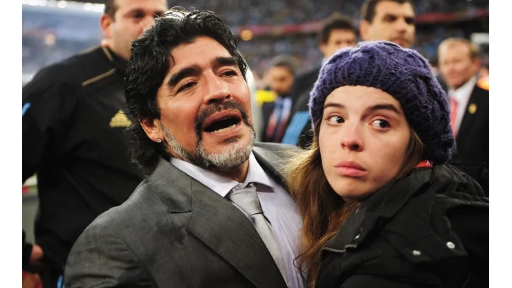 Diego Maradona junto a su hija Dalma
