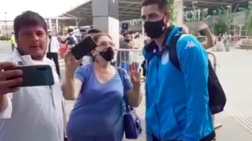 Los hinchas de Racing recibieron como héroe a Gabriel Arias en su llegada a Argentina