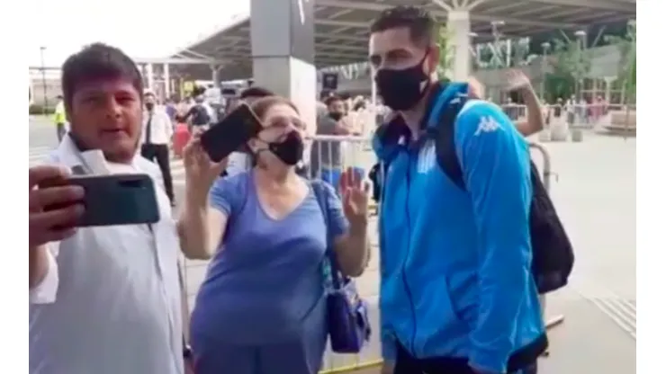 Los hinchas de Racing recibieron como héroe a Gabriel Arias en su llegada a Argentina