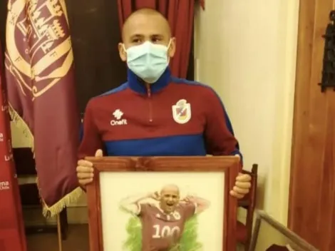 Chupete Suazo premiado por los 100 goles: "Me siento muy emocionado"