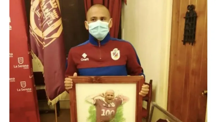 Humberto Suazo recibe el reconocimiento por sus 100 goles