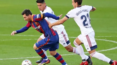 Lionel Messi escapa de la marca de dos jugadores del Osasuna