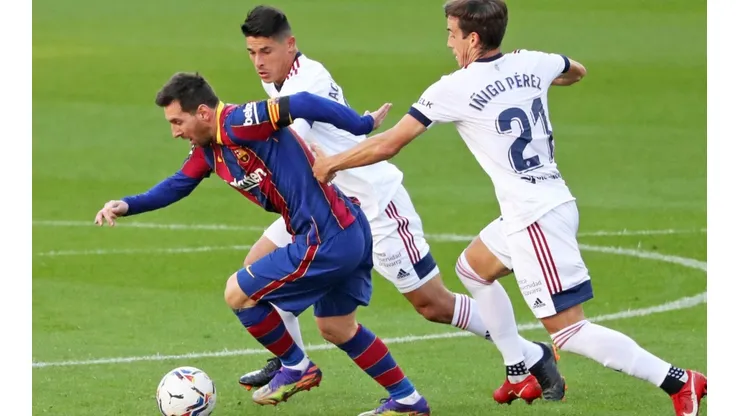 Lionel Messi escapa de la marca de dos jugadores del Osasuna