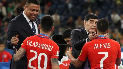 Ronaldo y Maradona entregan las medallas en la Copa Confederaciones