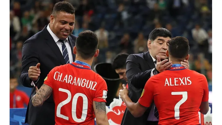 Ronaldo y Maradona entregan las medallas en la Copa Confederaciones