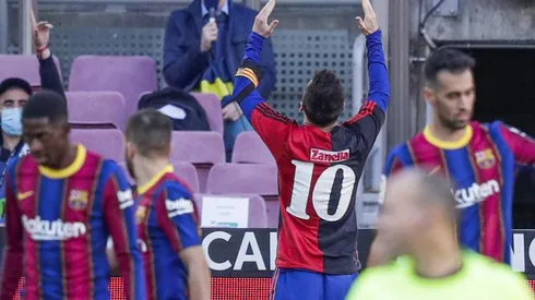 Messi y la 10 de Newell's en pleno partido del Barcelona como homenaje a Maradona.