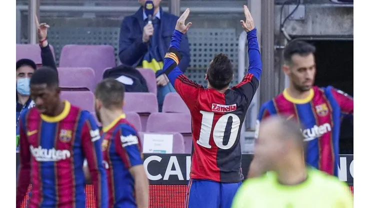 Messi y la 10 de Newell's en pleno partido del Barcelona como homenaje a Maradona.
