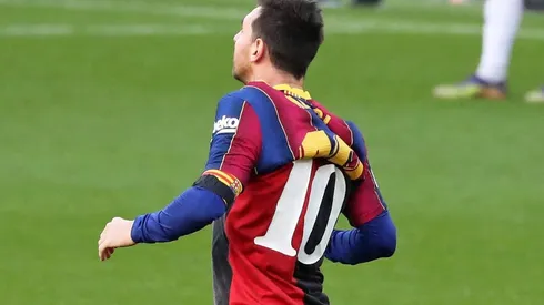 Lionel Messi homenajea a Maradona con la camiseta de Newells