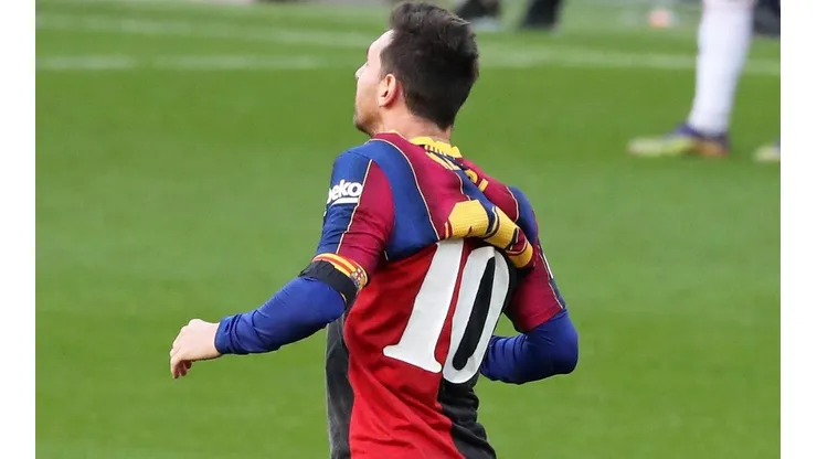 Lionel Messi homenajea a Maradona con la camiseta de Newells