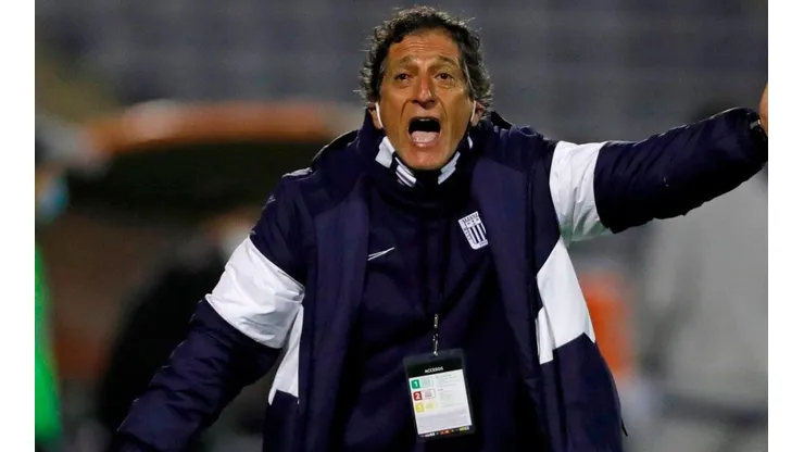 Marios Salas es culpado del descenso de Alianza Lima en Perú.