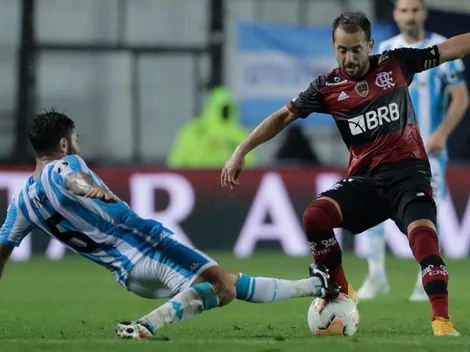 Mauricio Isla espera a Eugenio Mena en el duelo de chilenos de Copa Libertadores
