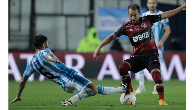 El lateral izquierdo chileno fue la figura destacada de Racing frente a Flamengo.