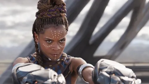 En los cómics Shuri asume el título de Black Panther en el año 2005, cuando T’Challa termina herido de gravedad.