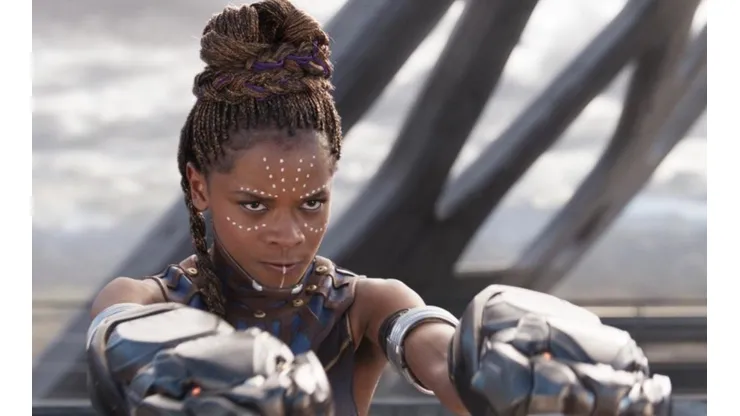 En los cómics Shuri asume el título de Black Panther en el año 2005, cuando T’Challa termina herido de gravedad.