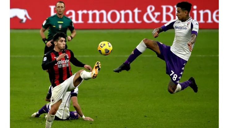 Erick Pulgar y Fiorentina cayeron ante el AC Milan en la Serie A.