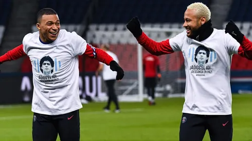 Neymar y Kylian Mbappé con la polera homenaje a Maradona
