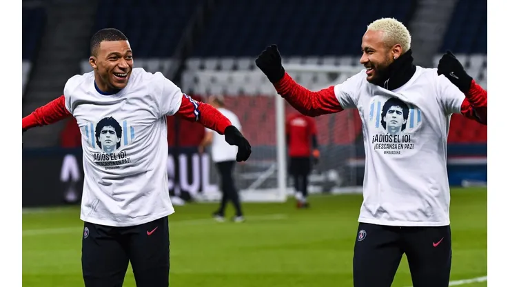 Neymar y Kylian Mbappé con la polera homenaje a Maradona