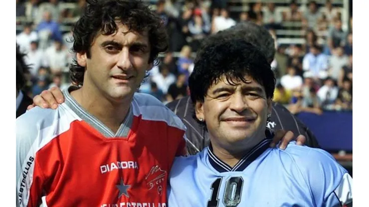Enzo Francescoli junto a Diego Maradona en la despedida del 10