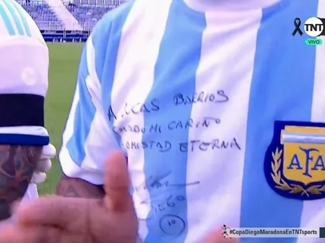 Lucas Barrios homenajea a Maradona con camiseta autografiada