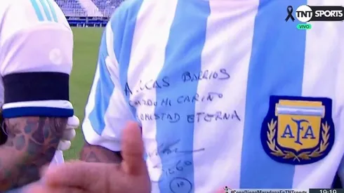 Lucas Barrios usó su camiseta autografiada por Maradona