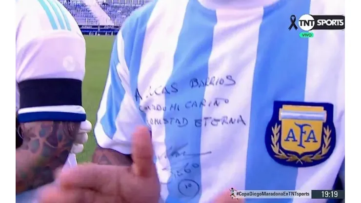 Lucas Barrios usó su camiseta autografiada por Maradona