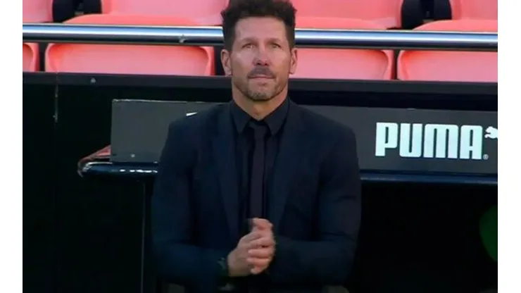 Diego Simeone llora en el minuto de silencio por Diego Maradona