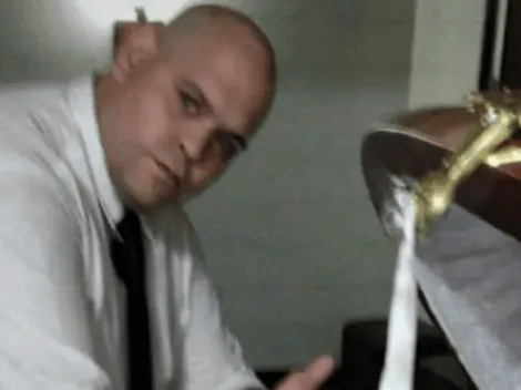 Se entrega hombre de la polémica foto con Maradona