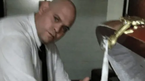 La polémica foto de Diego Molina (cortada por respeto en esta imagen) junto al cuerpo de Diego Maradona