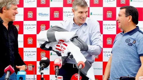 Martín Palermo se pone... el polerón de Curicó Unido en su regreso al fútbol chileno