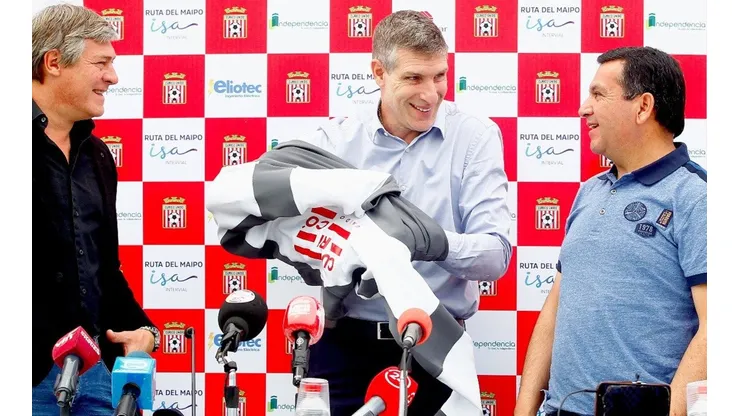 Martín Palermo se pone... el polerón de Curicó Unido en su regreso al fútbol chileno