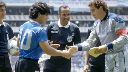 Diego Maradona y Peter Shilton se saludan antes del duelo Argentina-Inglaterra