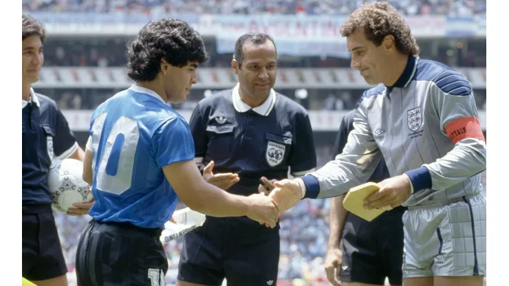 Diego Maradona y Peter Shilton se saludan antes del duelo Argentina-Inglaterra