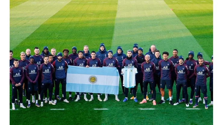 El equipo parisino le rindió un homenaje a Maradona.