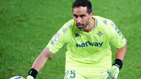 El portero chileno no está confirmado para jugar este lunes.