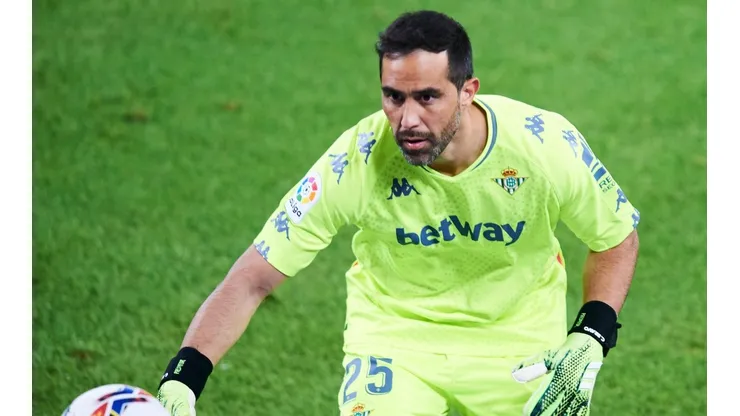El portero chileno no está confirmado para jugar este lunes.