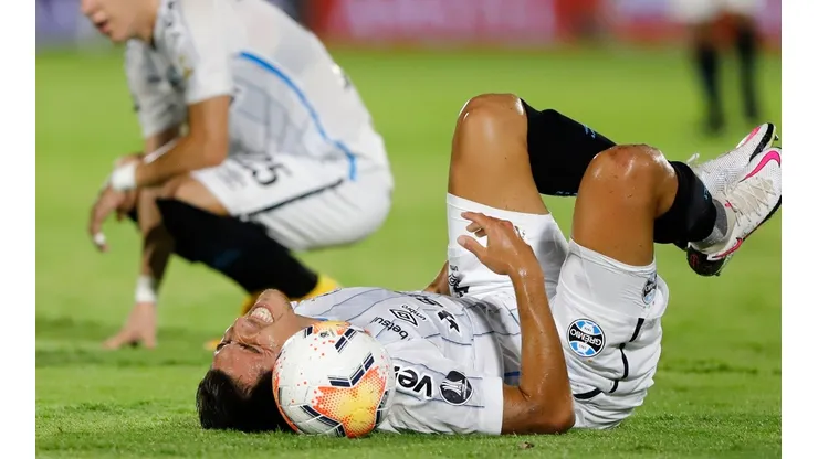 César Pinares recibió maltrato en la cancha del Defensores del Chaco de Asunción, donde Gremio cosechó una sólida victoria