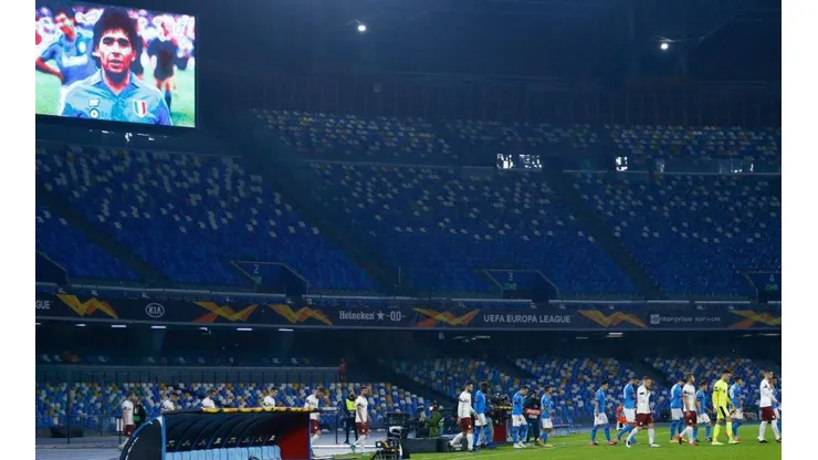 Napoli le rendirá homenaje a Diego Maradona rebautizando el estadio San Paolo con su nombre. En la imagen el ingreso de los equipos a mitad de semana por Europa League