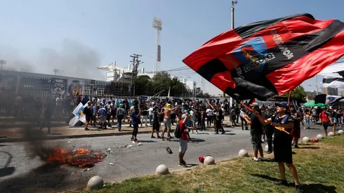 En los dos últimos dos partidos de Colo Colo se han registrado incidentes en las convocatorias afuera del Monumental.