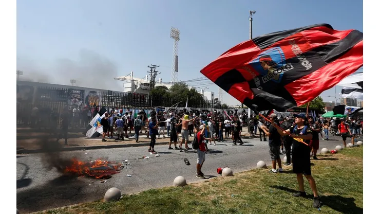 En los dos últimos dos partidos de Colo Colo se han registrado incidentes en las convocatorias afuera del Monumental.