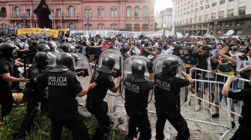 Hinchas y policias se enfrentaron en el velorio de Diego Maradona