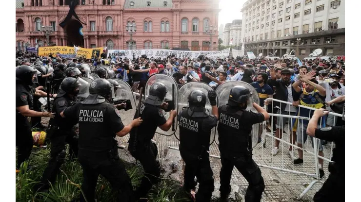 Hinchas y policias se enfrentaron en el velorio de Diego Maradona