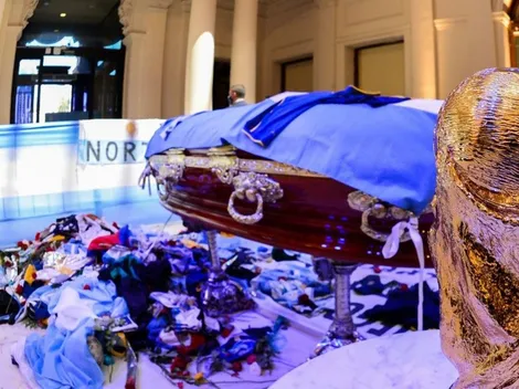 Estúpidos se toman una foto con el cadáver de Maradona