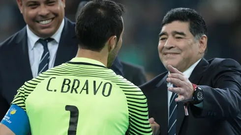 Maradona levanta el ánimo de Claudio Bravo tras perder "una copita".