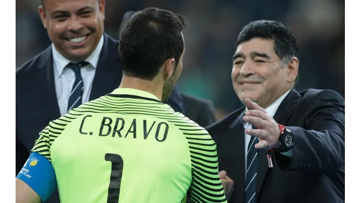 Maradona levanta el ánimo de Claudio Bravo tras perder "una copita".