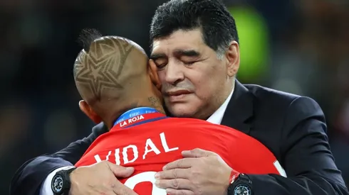 La escena del recuerdo en la que Diego Armando Maradona consuela a Arturo Vidal tras la derrota de la selección chilena en la final de la Copa de las Confederaciones 2017